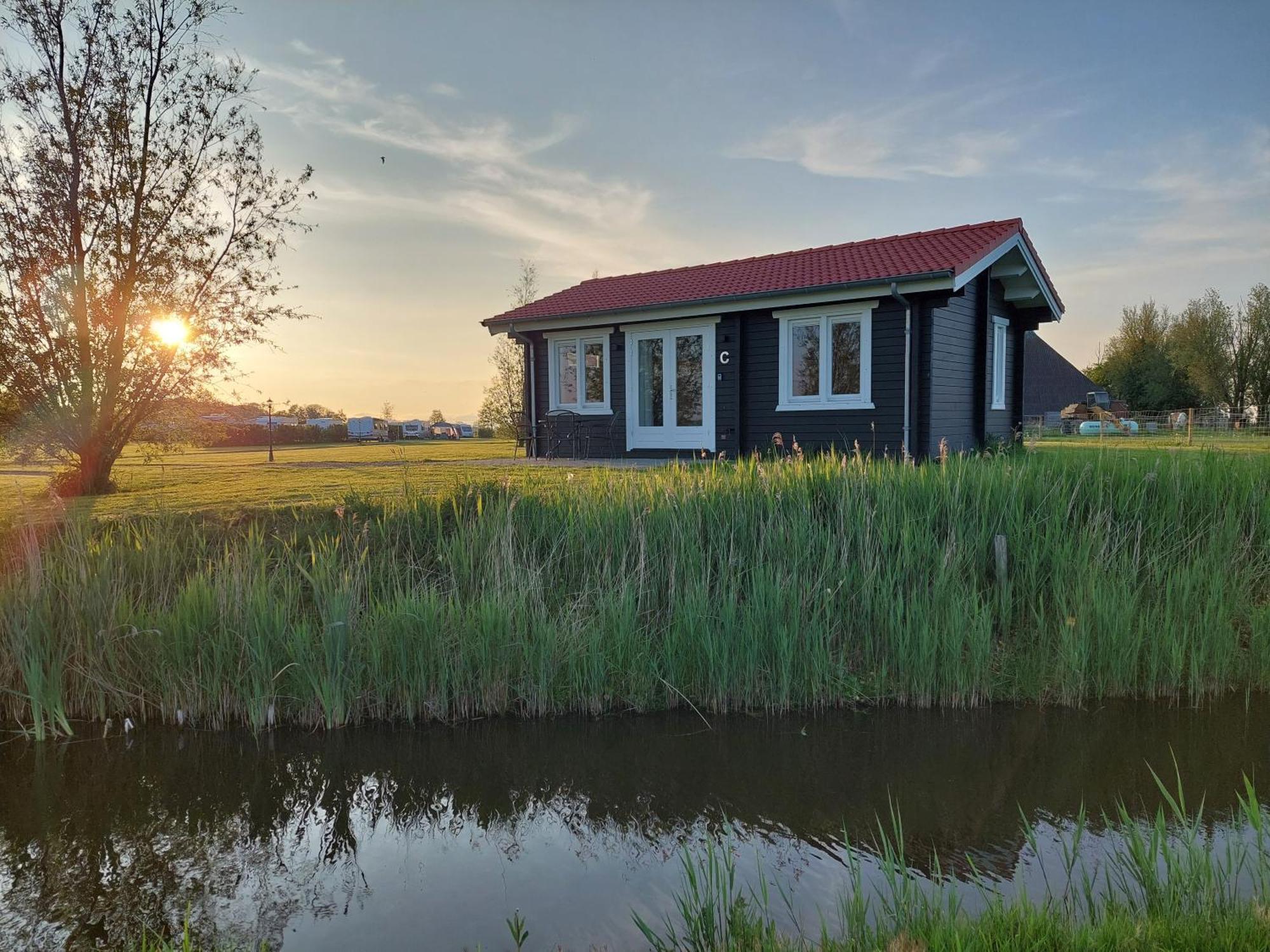 Vakantiehuisje Vlakbij Leeuwarden, Swichumer Pleats Buitenkant foto